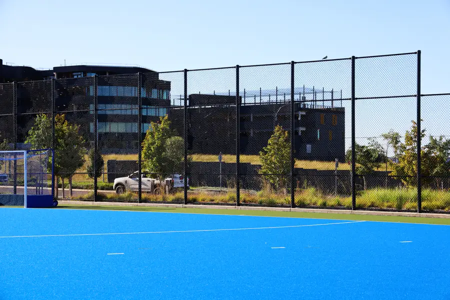 Ball-stop fencing for a synthetic hockey pitch and sports fields, image 3