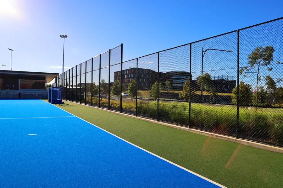 Ball-stop fencing for a synthetic hockey pitch and sports fields, image 1