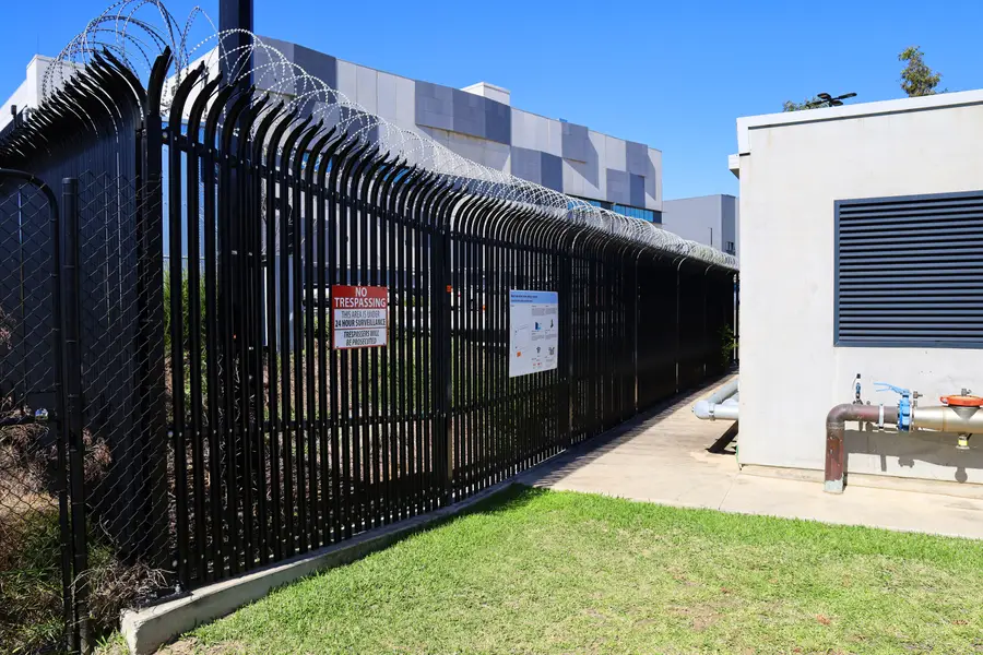 Anti-climb boundary and sliding gates for a logistics yard, image 8