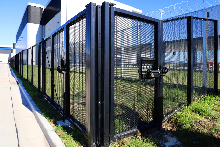 Anti-climb boundary and sliding gates for a logistics yard, image 1