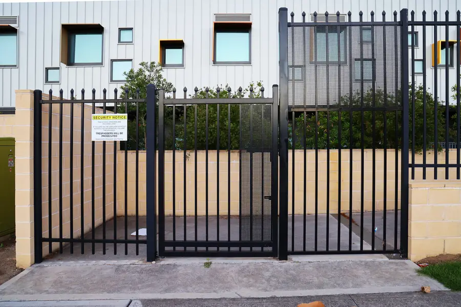 School perimeter with controlled pedestrian entry, image 3