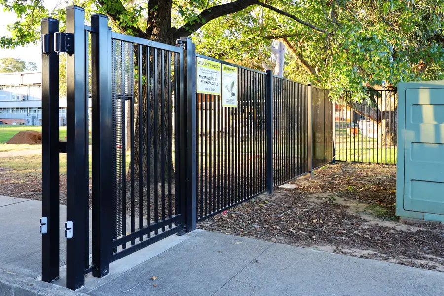 Gate hung in the boundary profile