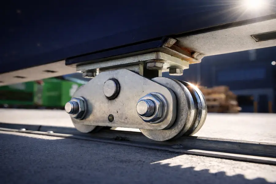 Ground-track roller bearing on a sliding gate